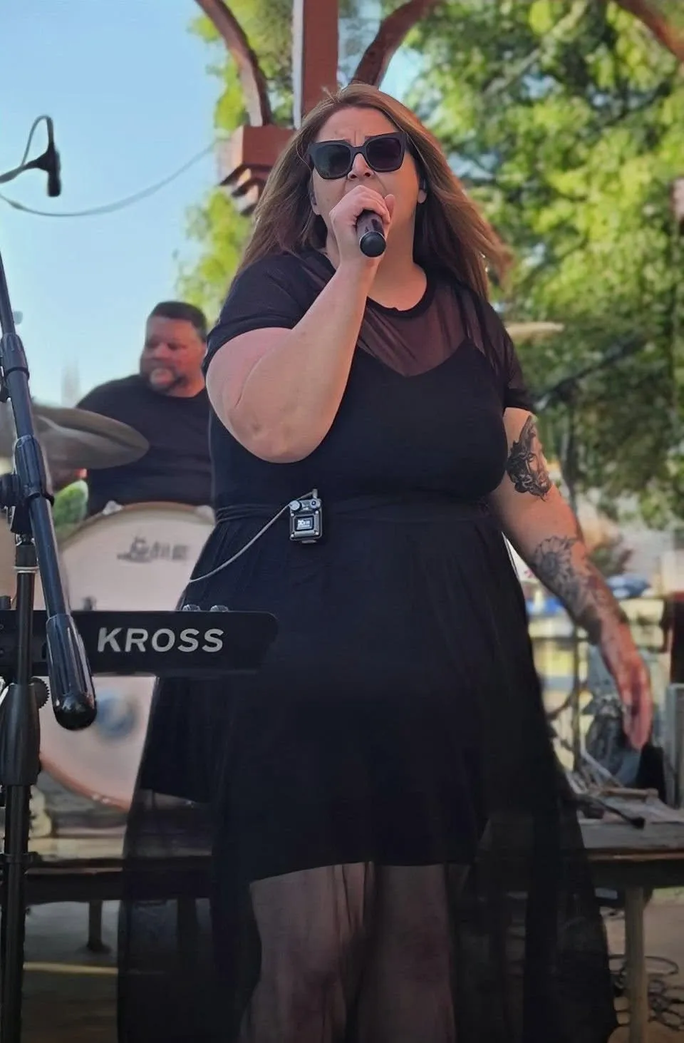 Marie Twining performing with Jinx